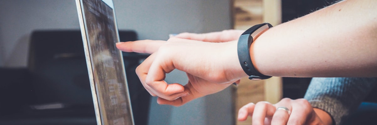 清晨阳光透过窗户洒在室内植物上，代表新的开始与积极成长