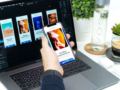 桌面上的白板，上面画着简洁的项目规划和时间线，用于视觉化思考